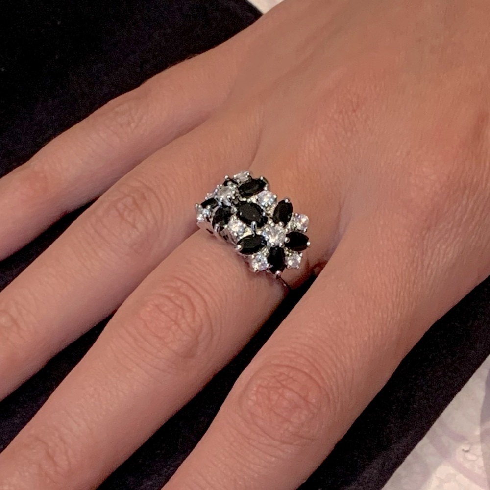 BEAUTIFUL BLACK & DIAMOND RING. LOOKS INCREDIBLY REAL. 925 STERLING SILVER - Picture 3 of 6
